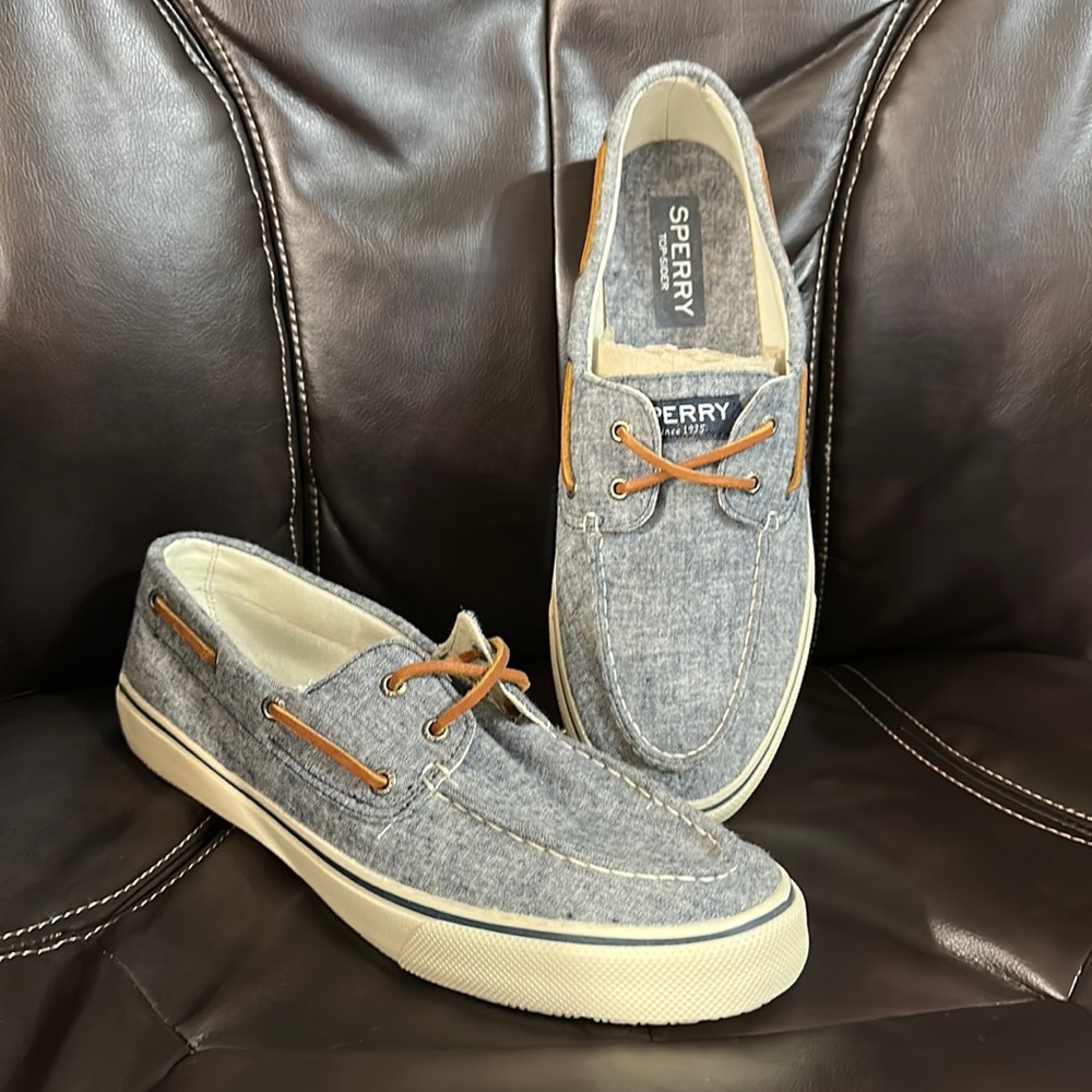 New and unworn Sperry Boat Shoes.  Bahama 2-eye Linen